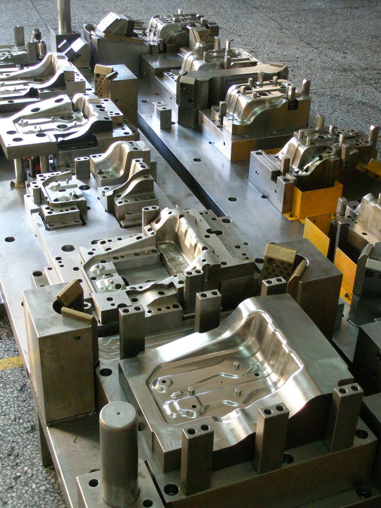 东莞市德林实业 专业制造汽车级进模与拉伸件，提供高性价比冲压模解决方案